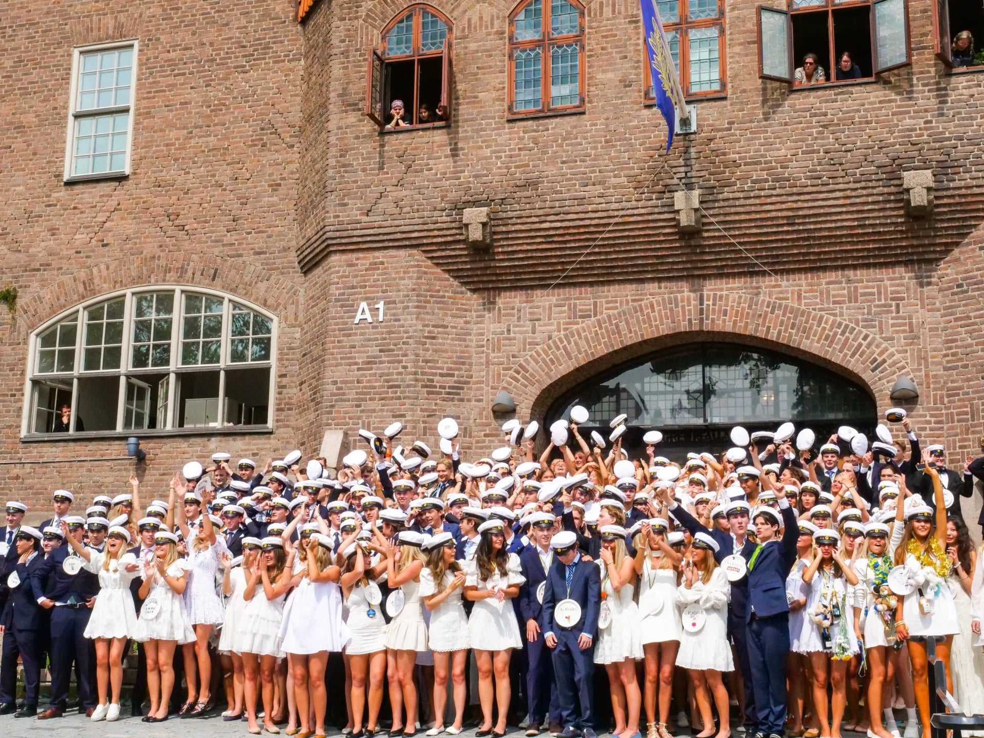 Opiskelijat juhlivat valmistumistaan